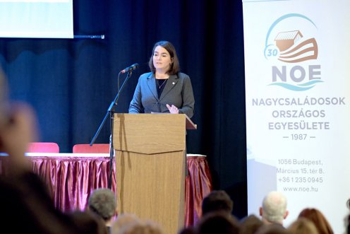 háromszázmillió forinttal