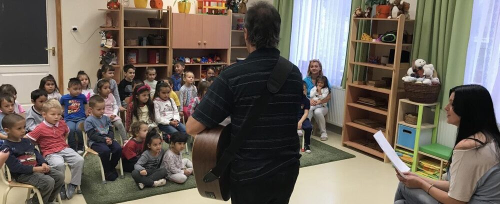 humoros előadásokkal